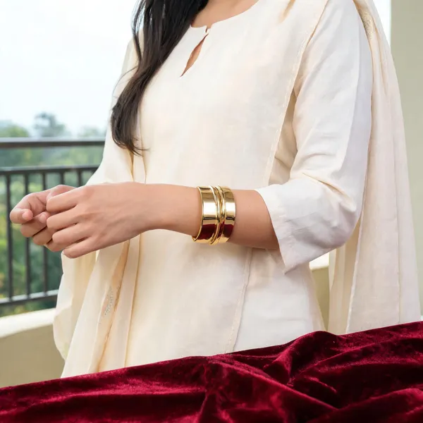 Rivsam_Golden_Sculpted_Elegance_Cuff