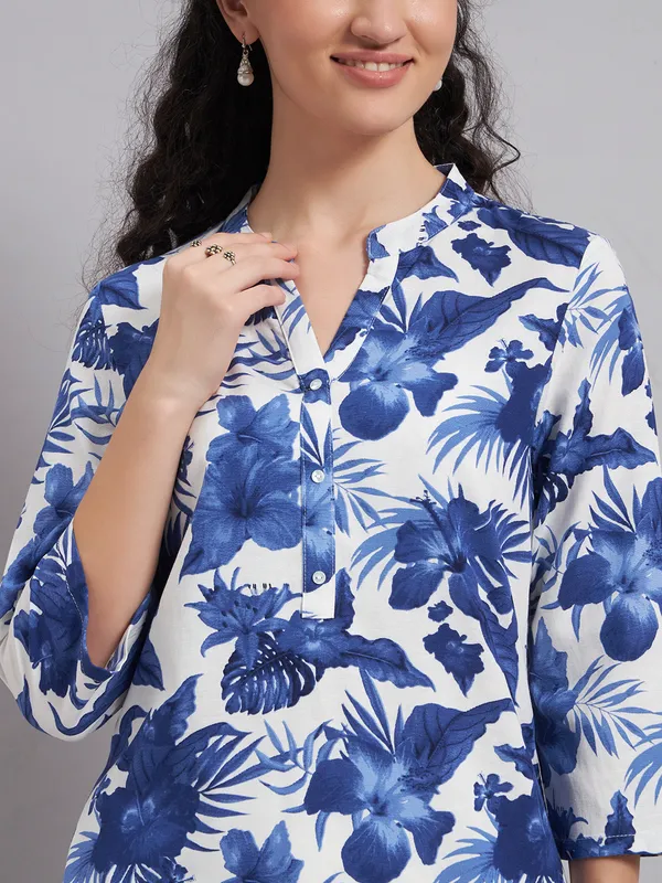 Sand_Dunes_Women_White_and_Blue_Floral_Printed_Kurti