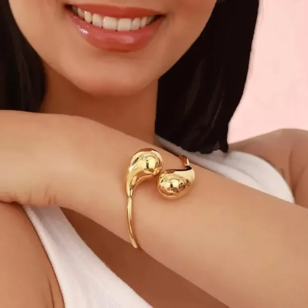 Golden_Embrace_Gold_Hugging_Drop_Bracelet_Default_Title