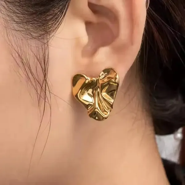 Lovers_Glow_18k_Gold_Plated_Heart_Stud_Earrings_Default_Title