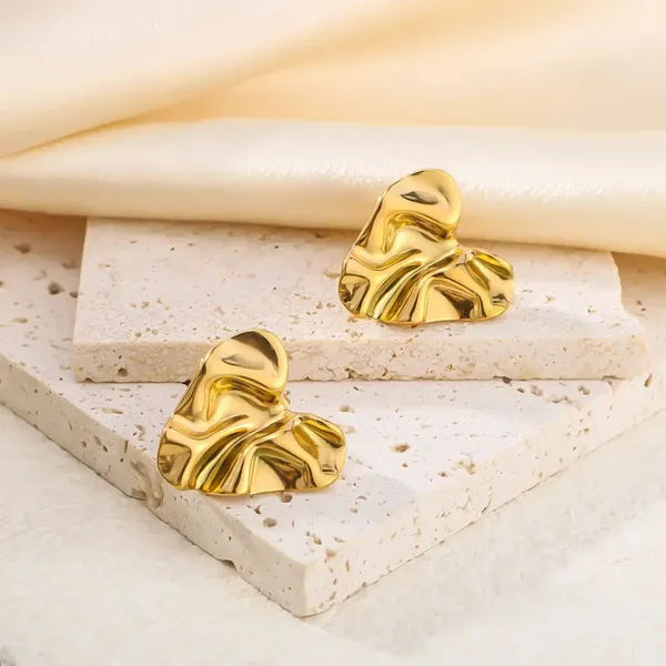 Lovers_Glow_18k_Gold_Plated_Heart_Stud_Earrings_Default_Title