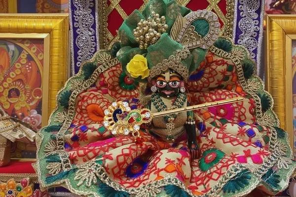 Decorative_Peacock_Design_Flute_For_Deity_Shringar