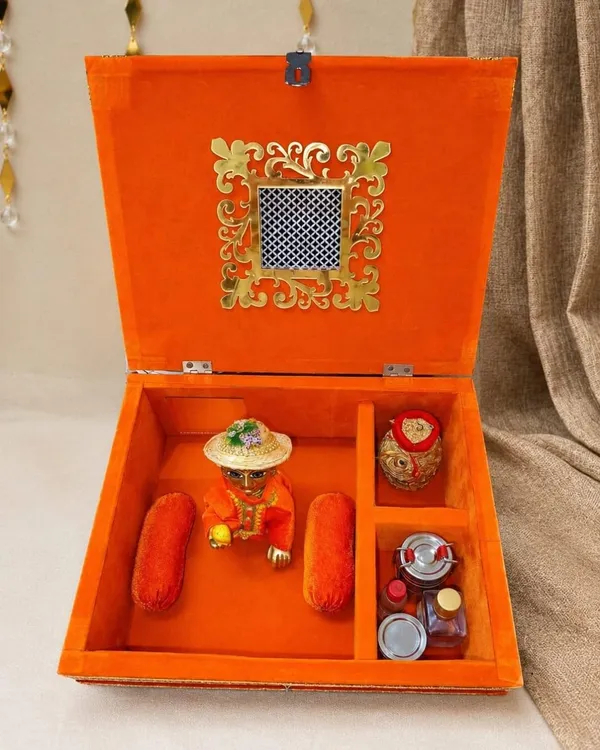 Velvet_Jhapi_Box_For_Laddu_Gopal