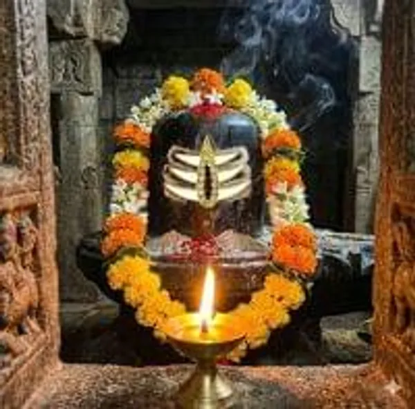 Golden_Decorative_Tilak_With_Stones_For_God_Idols_Pooja_Mandir_Decoration_For_God_Idols_Tilak_Sticker_For_Laddu_Gopal_Shive_Murti_Mata_Rani_Tri_Kundan_40mm