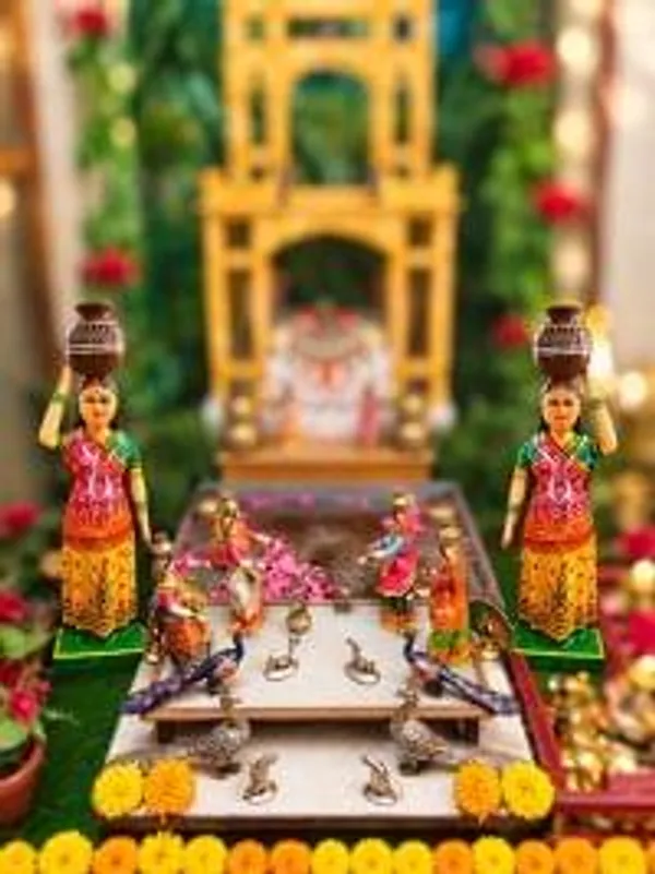 Wooden_Matka_Gopi_Pair_Gopi_Statue_Decorative_Gopi_Pair_Krishna_Gopi_Figurine_Laddu_Gopal_Decoration_Shreenathji_Decoration_Temple_Decoration_Accessories_Janmashtami_Decoration_Krishna_Temple_Accessories_12_Inch