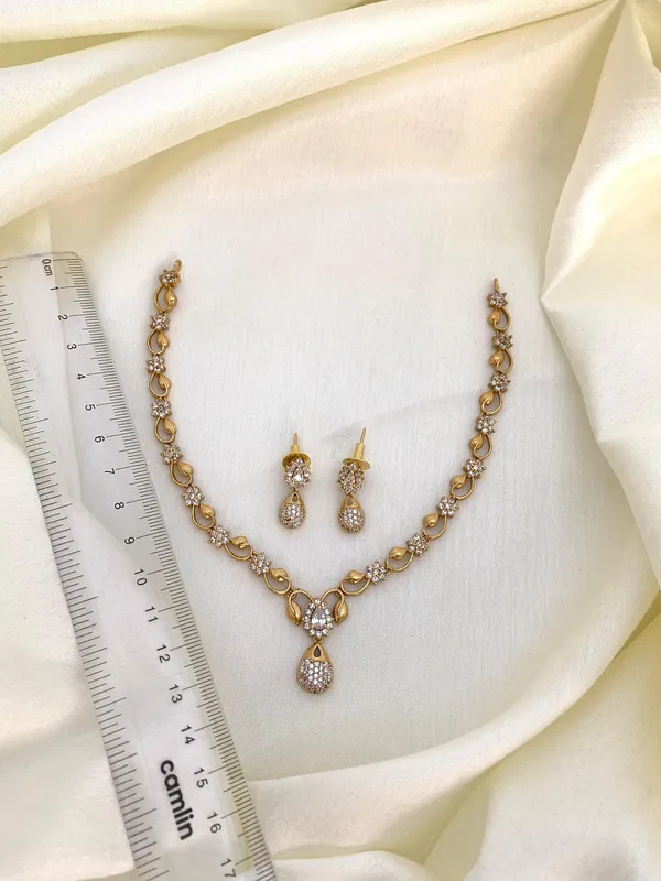 Simple_&_Elegant_Delicate_Ad_Matte_Necklace_set