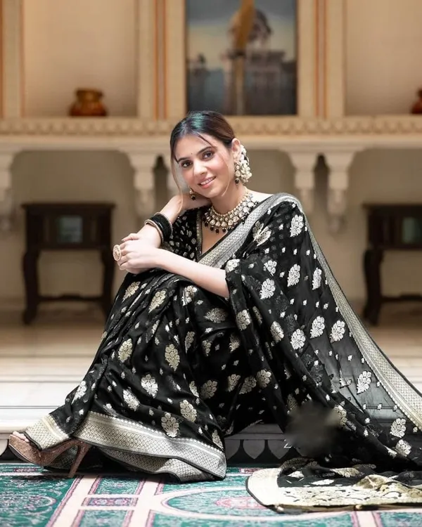 BLACK_SOFT_COTTON_WEAVE_SAREE_WITH_UNSTITCHED_BLOUSE