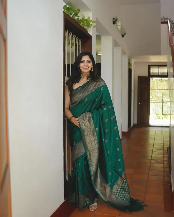 GREEN_WOVEN_BANARASI_SILK_JAQUARD_SAREE