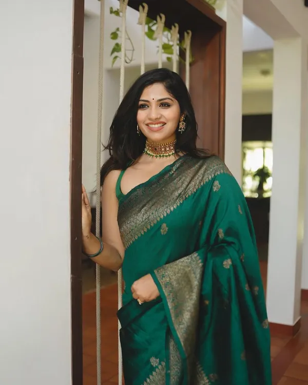 GREEN_WOVEN_BANARASI_SILK_JAQUARD_SAREE