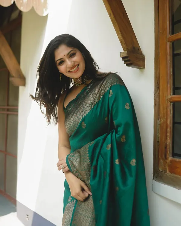 GREEN_WOVEN_BANARASI_SILK_JAQUARD_SAREE