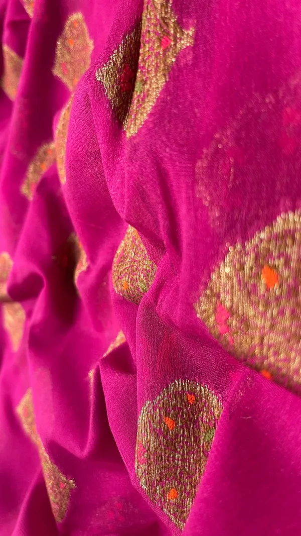 Humairah_Presents_Pure_Handloom_Magenta_Chiffon_Floral_Mina_Copper_Zari_Booti_with_Paisley_Mina_Zari_Border_with_Magenta_Blouse