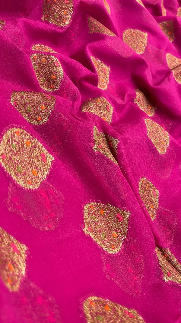 Humairah_Presents_Pure_Handloom_Magenta_Chiffon_Floral_Mina_Copper_Zari_Booti_with_Paisley_Mina_Zari_Border_with_Magenta_Blouse