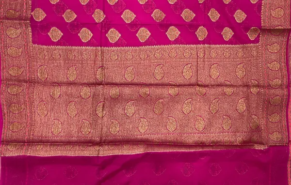 Humairah_Presents_Pure_Handloom_Magenta_Chiffon_Floral_Mina_Copper_Zari_Booti_with_Paisley_Mina_Zari_Border_with_Magenta_Blouse