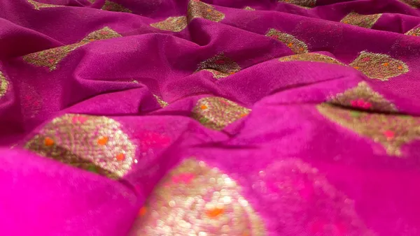 Humairah_Presents_Pure_Handloom_Magenta_Chiffon_Floral_Mina_Copper_Zari_Booti_with_Paisley_Mina_Zari_Border_with_Magenta_Blouse