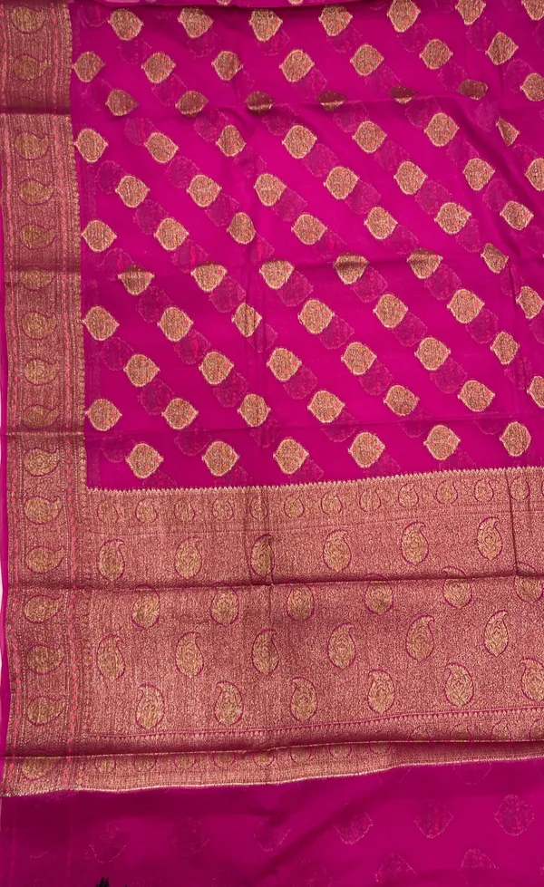 Humairah_Presents_Pure_Handloom_Magenta_Chiffon_Floral_Mina_Copper_Zari_Booti_with_Paisley_Mina_Zari_Border_with_Magenta_Blouse