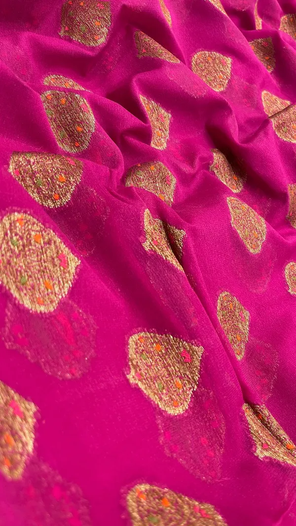 Humairah_Presents_Pure_Handloom_Magenta_Chiffon_Floral_Mina_Copper_Zari_Booti_with_Paisley_Mina_Zari_Border_with_Magenta_Blouse
