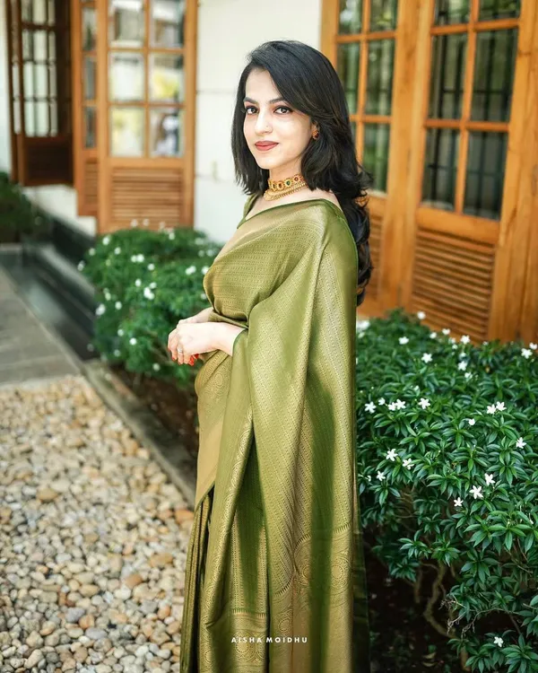 Green_Soft_Lichi_Silk_Saree_With_Unstitched_Blouse_For_Women
