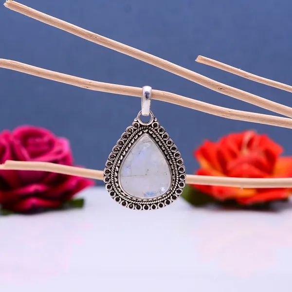 https://d1311wbk6unapo.cloudfront.net/NushopCatalogue/tr:f-webp,w-600,fo-auto/925_Sterling_Silver_Natural_Rainbow_Moonstone_Pendant__UHGH3QYQ0W_2023-10-07_1.JPG__Forever Jewellery