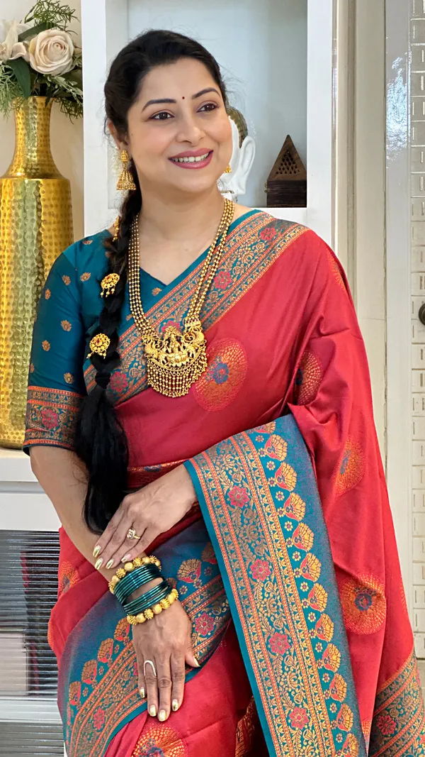 Jenni_Red_–_Wedding_Special_|_Premium_Soft_Banarasi_Silk_Saree_with_Weaving_Pattern,_Pallu_&_Border,_Weaving_Blouse_with_Tassels