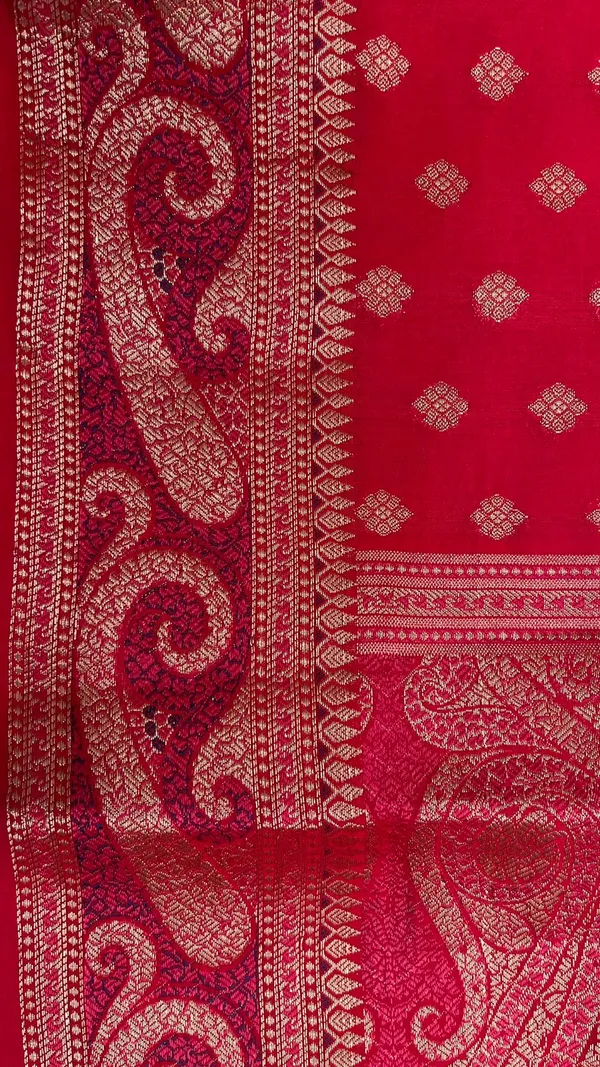 Humairah_Pure_Handwoven_Red_Chiniya_Silk_Gold_Zari_Booti_Paisley_Mina_Anchal_with_Paisley_Mina_Zari_Border_Banarasi_Saree_with_Red_Blouse_piece