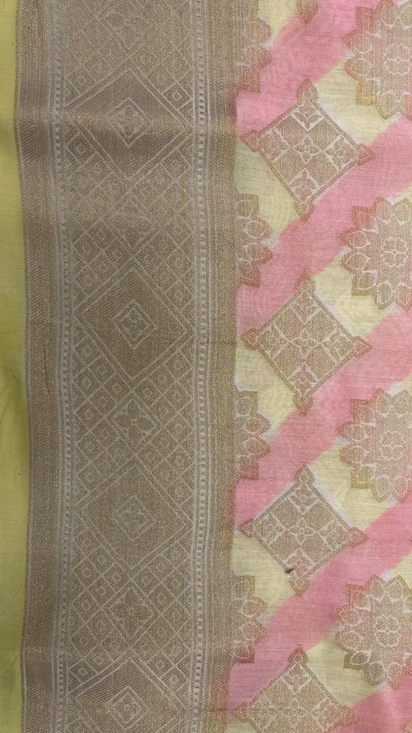 Humairah_Pure_Handloom_Off-White_Cotton_Zari_Boota_Handpainted_Pink_Stripe_with_Gold_Handpainted_Pallu_Zari_Border_and_Beige_Blouse