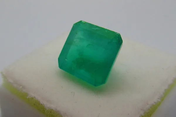 8.25_Ratti_Green_Emerald_(Panna)_Natural_Loose_Gemstone