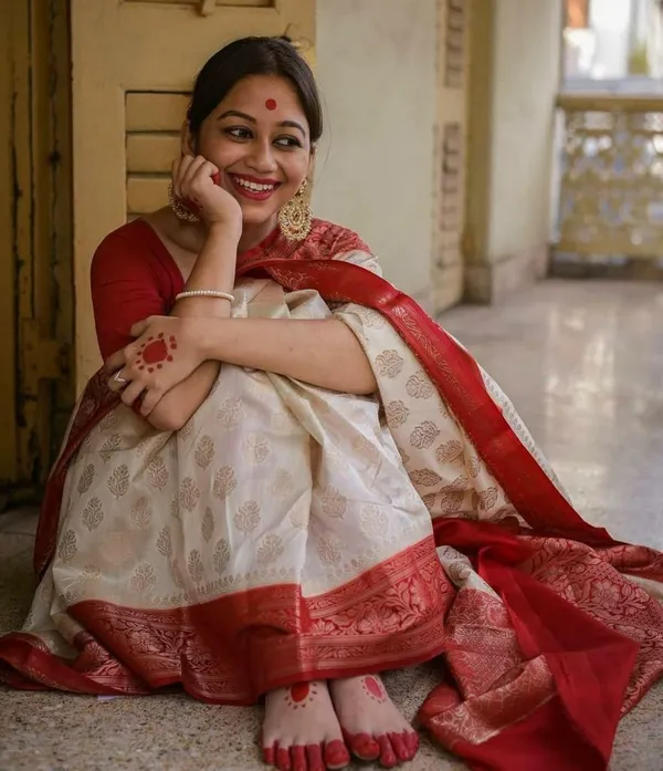 White_Printed_Kanjivaram_Silk_Saree_with_Saree_Cover