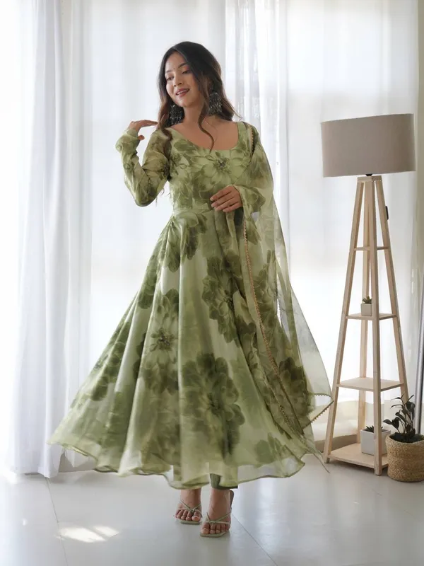 Anarkali_Gown_For_Womens_|_Fashionable_And_Stylish