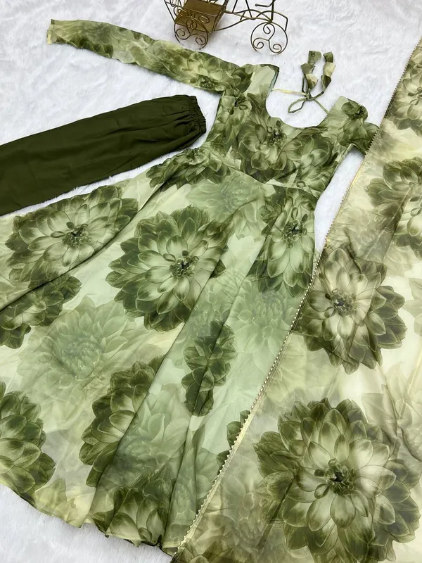 Anarkali_Gown_For_Womens_|_Fashionable_And_Stylish