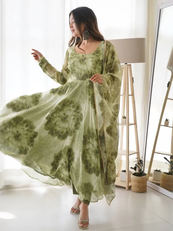 Anarkali_Gown_For_Womens_|_Fashionable_And_Stylish