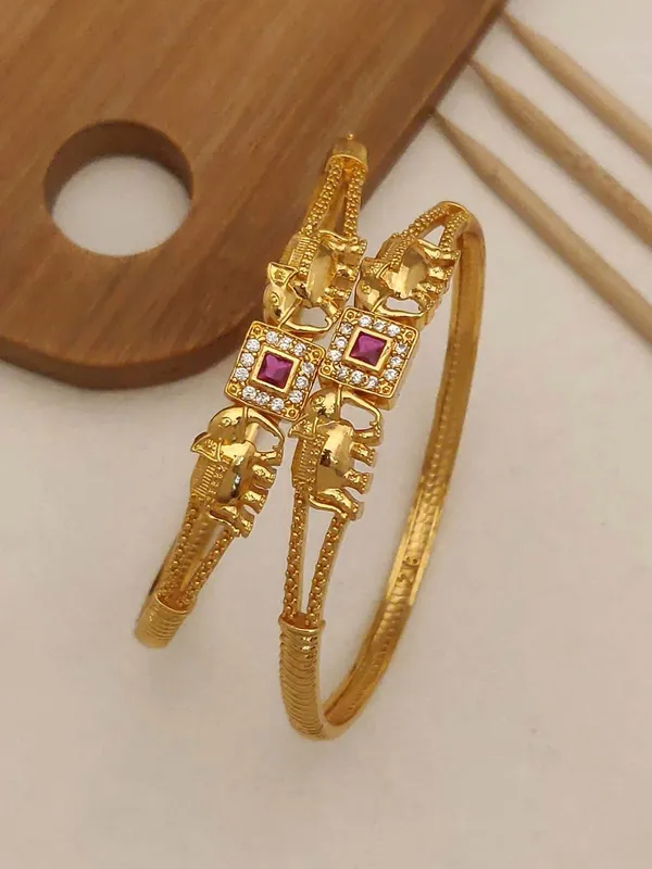 Stylish_Daily_Wear_Golden_Bangles_With_American_Diamond