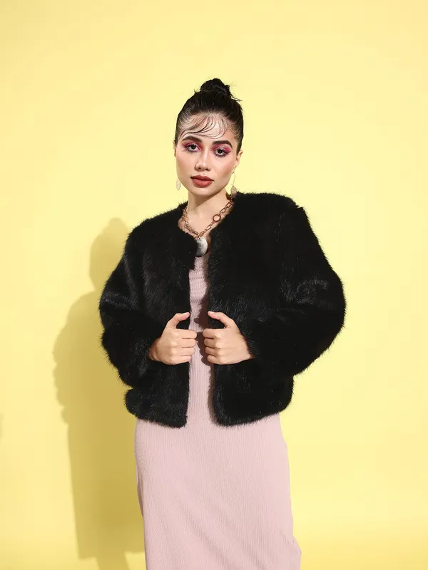 Black_Faux_Fur_Full_Sleeve_Solid_Fleece_Jacket_For_Women