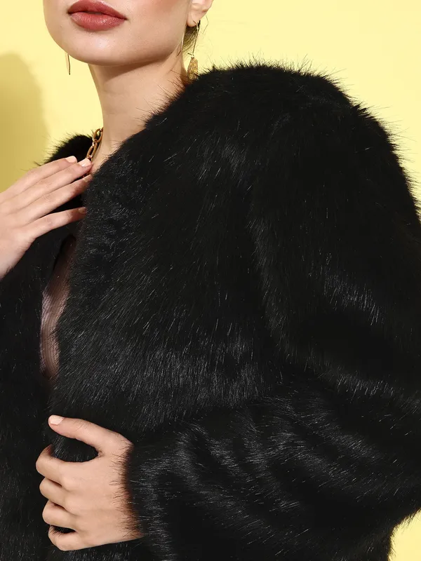 Black_Faux_Fur_Full_Sleeve_Solid_Fleece_Jacket_For_Women