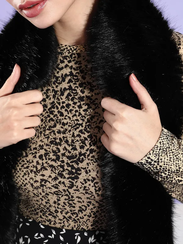Black_Faux_Fur_Solid_Muffler_For_Women