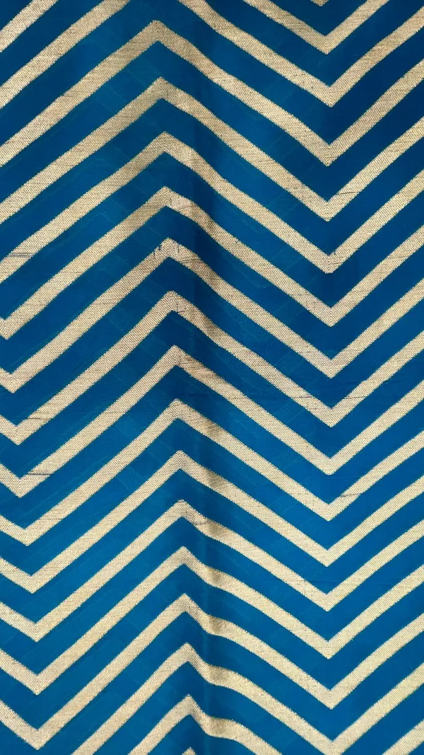 Humairah_Presents_Pure_Handloom_Blue_Chiffon_Resham_Zari_Zig-Zag_with_Tilfi_Mina_Jaal_Skirt_Zari_Border_with_Blue_Blouse