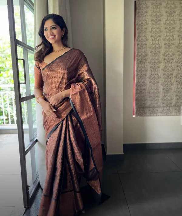 Dark_Green_Woven_Kanjivaram_Silk_Saree_with_Saree_Cover