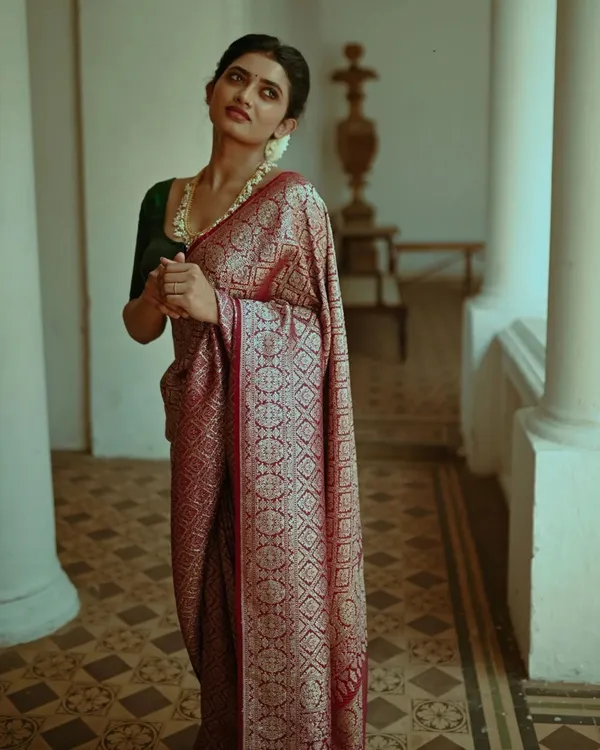 Red_Woven_Kanjivaram__Silk_Saree_With__unstiched_Blouse_For_Women