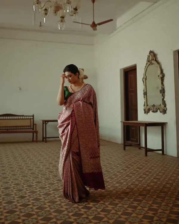 Red_Woven_Kanjivaram__Silk_Saree_With__unstiched_Blouse_For_Women