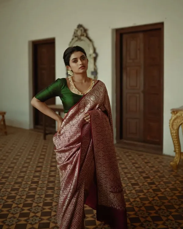 Red_Woven_Kanjivaram__Silk_Saree_With__unstiched_Blouse_For_Women