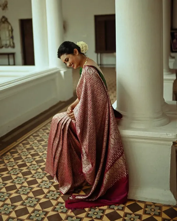 Red_Woven_Kanjivaram__Silk_Saree_With__unstiched_Blouse_For_Women