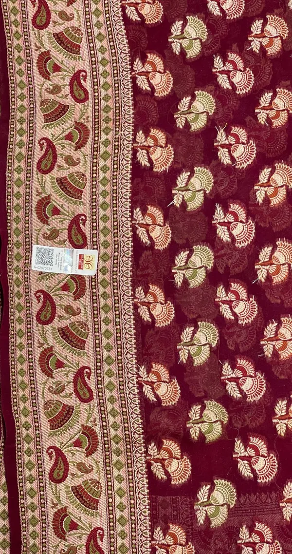Humairah_Presents_Pure_Handloom_Pink_Dual_Shade_Chiffon_Floral_Resham_Mina_Zari_Booti_with_Minakari_Leaf_Pattern_Zari_Anchal_and_Minakari_Border_with_Magenta_Blouse