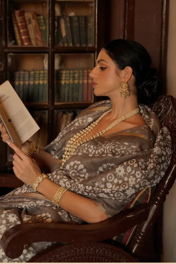 Ash_Grey_Soft_Mul_Cotton_Saree_With_Batik_Print_&_Zari_Woven