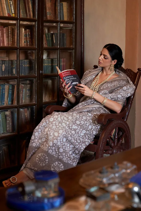 Ash_Grey_Soft_Mul_Cotton_Saree_With_Batik_Print_&_Zari_Woven