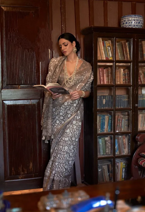 Ash_Grey_Soft_Mul_Cotton_Saree_With_Batik_Print_&_Zari_Woven
