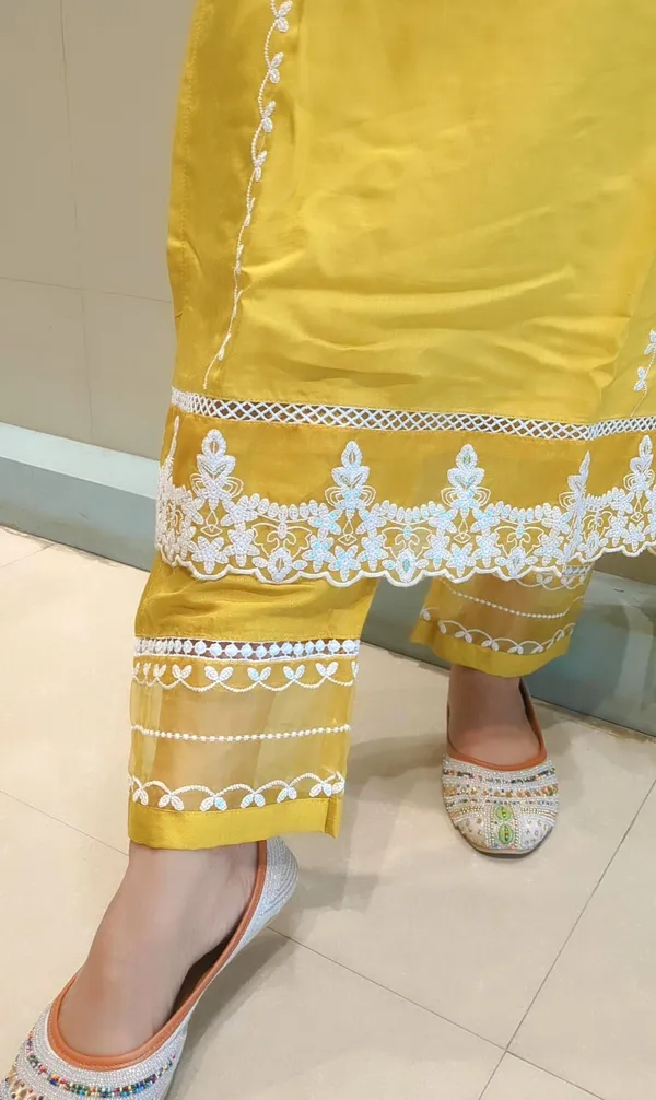 Yellow_Muslin_Suit_For_Women