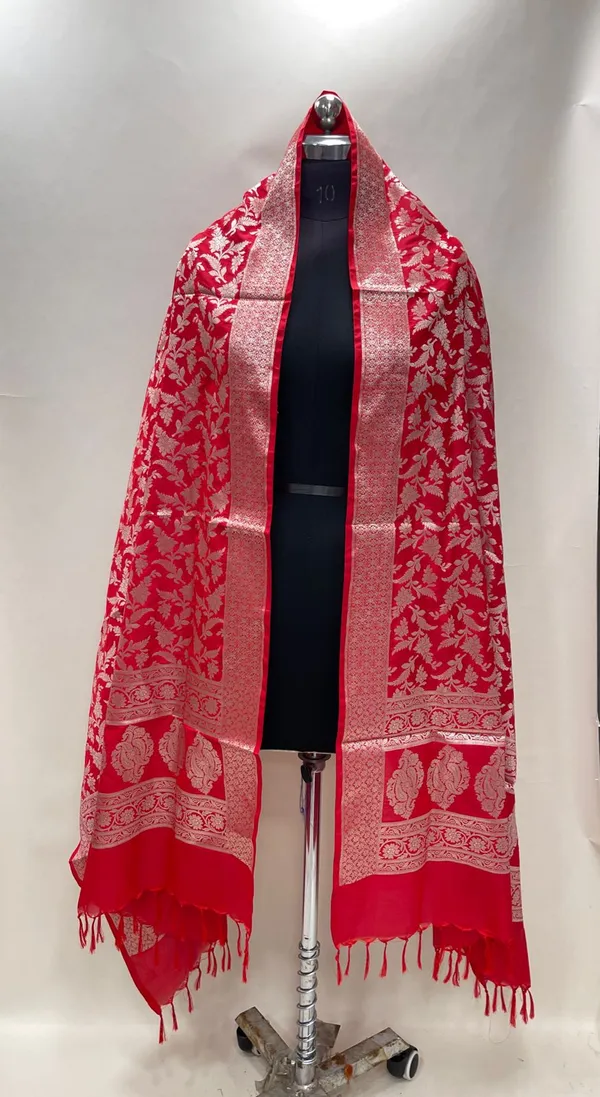 Humairah_Presents_Red_Semi_Katan_Silk_Tilfi_Zari_Floral_Jaal_Paisley_Boota_Anchal_Zari_Border_Banarasi_Dupatta