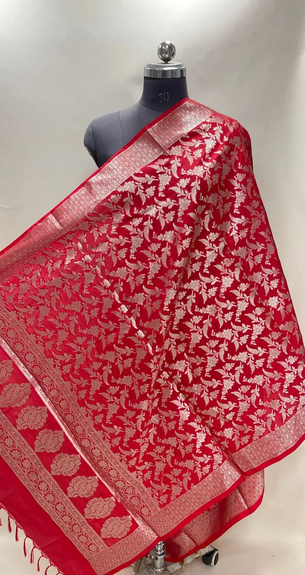 Humairah_Presents_Red_Semi_Katan_Silk_Tilfi_Zari_Floral_Jaal_Paisley_Boota_Anchal_Zari_Border_Banarasi_Dupatta