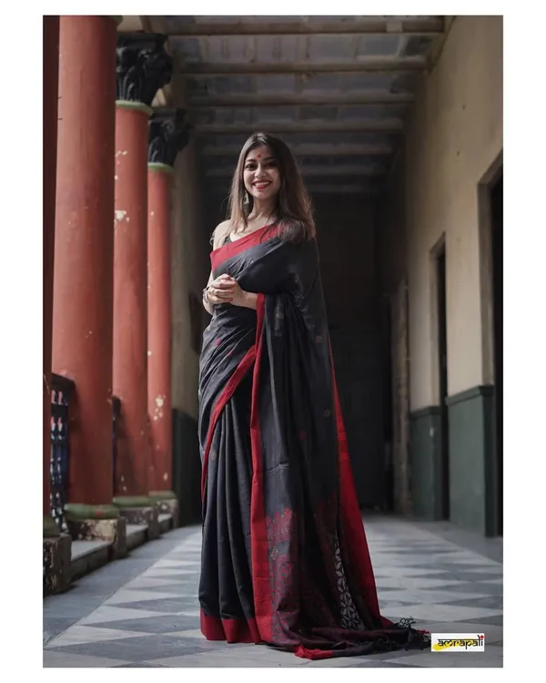 https://d1311wbk6unapo.cloudfront.net/NushopCatalogue/tr:f-webp,w-600,fo-auto/BLACK-RED-PALLU_1685087493756_y5ls2hdxyuo0duc.jpg__Ethnic Bird