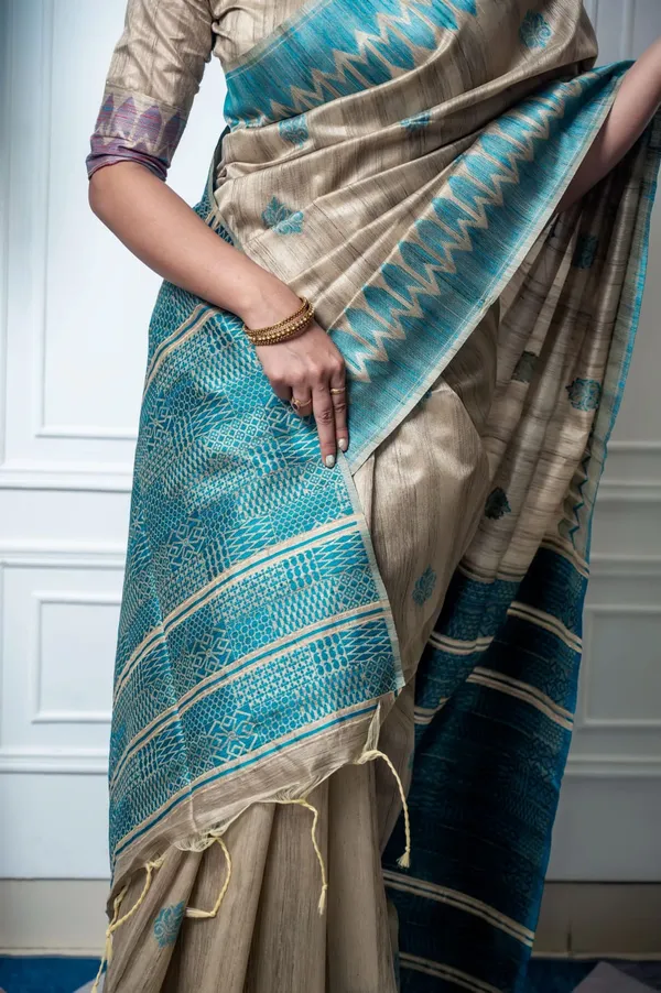 Beige_&_Green_Tussar_Silk_Woven_Trendy_Saree