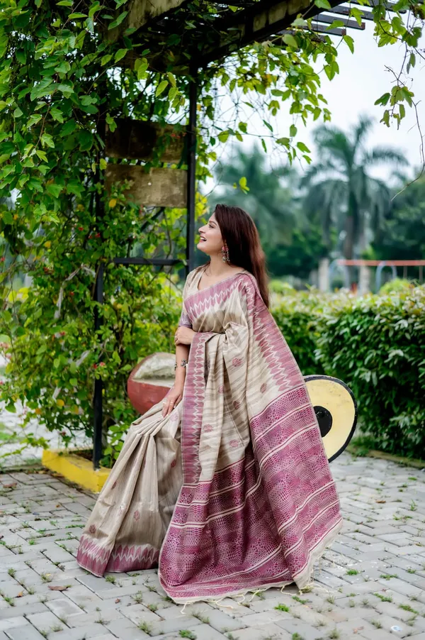 Beige_&_Magenta_Tussar_Silk_Woven_Trendy_Saree